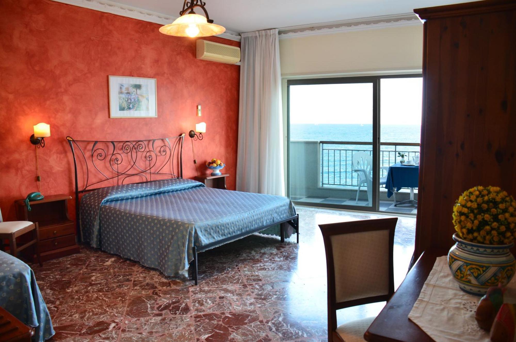 Costa Azzurra Hotel 2*